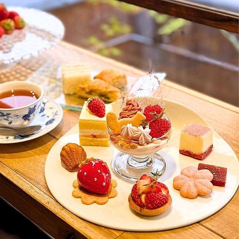 旬のフルーツを使用したパティシエメイドの季節限定スイーツを提供いたします♪