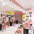 壁一面にポスターが貼られた、明るい雰囲気の韓国料理店です♪総席数50席の広々とした空間で、リラックスしてお食事をお楽しみいただけます◎最大宴会収容人数は30人となっており、大人数でのご宴会にも対応可能です！夜景がきれいなお席でお食事を満喫してください★