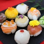 一口サイズでとても可愛らしい「手まり寿司」。店名の通り、てまり寿司十種の豪華盛りは自信作♪