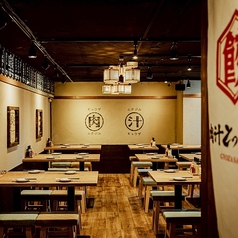 大人シックな雰囲気と大衆酒場感を掛け合わせた居心地の良いオープンテーブル！