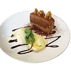 クルミのチョコレートケーキ・バニラアイス添え