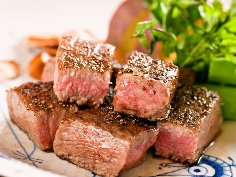 多くの美食家に愛される創業40年の「ステーキ千寿」。新鮮な素材とシェフの競演を…