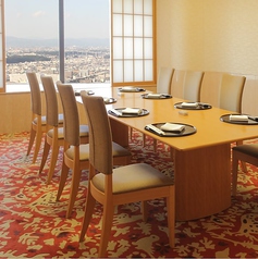 テーブル個室席は、最大8名様までと最大12名様までの2室をご用意しております。※個室のご利用は、5名様以上および7000円以上の会席（コース料理）ご注文時に限らせていただきます。(別途個室料金を頂きます)