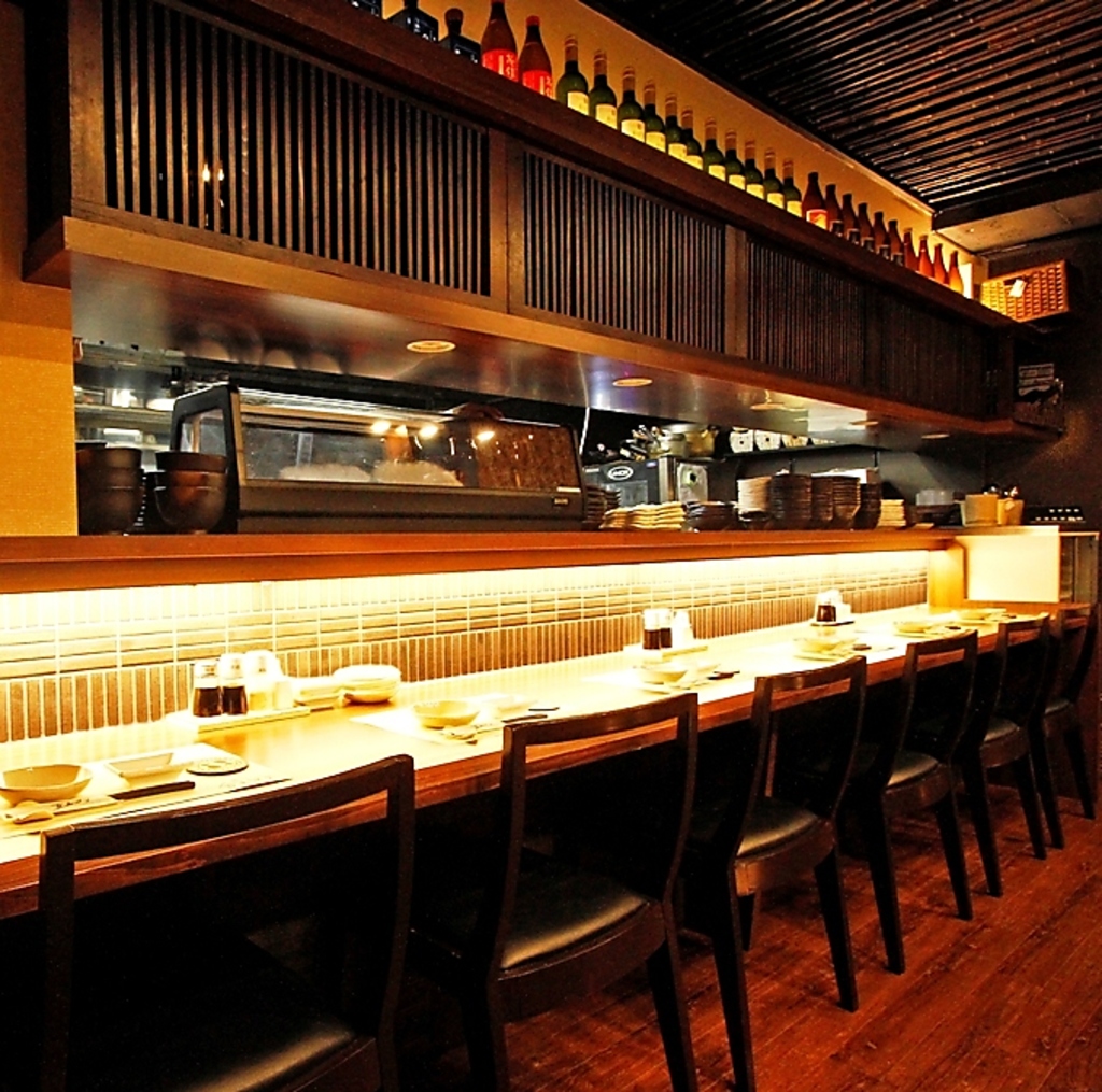 お一人様でもお気軽にご利用いただけるカウンター席。お仕事終わりのサク飲みやデート利用に◎