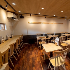 【落ち着いた雰囲気の店内です】カウンター席は、5席ご用意しております。お一人様でも気兼ねなくご利用いただけます◎リラックスしながらお過ごしいただける、落ち着いた空間です。ご旅行中でのご利用にもおすすめ♪