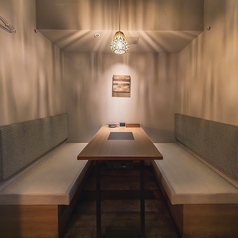 ラグジュアリーなソファー席をご用意。非日常の空間で会話も弾みます！