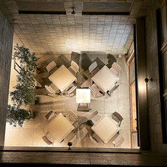 晴れの日は青空の下、雨や天候不良の際はテントを貼りますので、濡れずに外の雰囲気をお楽しみいただけます。（喫煙もテラス席ならOKです）