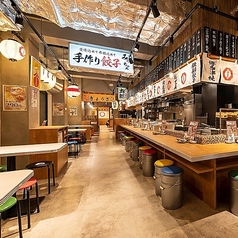 【ほっとするひとときを◎】焼きたて餃子を囲み、会話も箸も止まらない楽しいひとときを過ごせるテーブル席。さらに、もつ鍋の湯気に包まれた温かみのある空間で、気取らずゆったりとお寛ぎいただけます。仲間との語らいや、ほっと一息つきたい時にもぴったりです♪お腹も心も満たされる、楽しいひとときをご堪能ください。