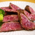 熟成肉を使用した味わい深い肉料理が多数！肉寿司・ステーキ・グリルチキンなど！