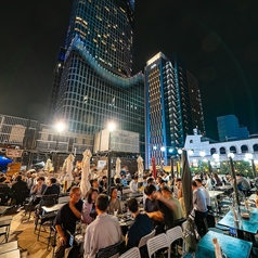 リゾート雰囲気で訪れた人の心を楽しませる不思議な空間。新宿が一望できる屋上ビアガーデンで美味しいシュラスコやローストビーフなどビールに合うお料理をご用意しております。