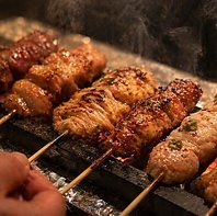 炭火で丁寧に焼き上げる焼き鳥と素材の旨み追求