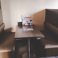 女子会や仕事帰りの一杯など使い勝手抜群なテーブル席