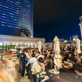 当店では、開放感溢れる屋上スペースでビールを楽しむことができます。