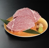 肉質のきめ細かさと柔らかさが際立つフィレ肉を、贅沢にステーキでご提供。脂控えめながらも濃厚な旨みがあり、わさびやガーリックチップとの相性も抜群。上品な味わいで、肉本来の美しさを堪能できる一皿です。特別なひとときにふさわしい、大人のための極上ステーキをぜひご賞味ください。