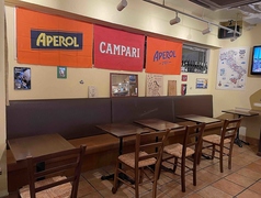 テーブルＡ席はベンチシートもあり、ゆったりとくつろいでいただけます。（１名席が１卓ございます）