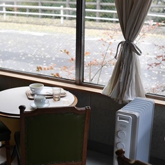 1Fには1名様から2名様で便利にお使いいただけるテーブル席が2卓ございます。お一人様でのランチタイムや、大切な方と2人で静かにお喋りを楽しみたい時にぴったり。周囲の喧騒から離れてリラックスできる穏やかなフロア環境を整えて、皆様のお越しを心よりお待ちしております★