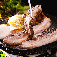 新鮮な豚肉をじっくり焼き上げ、本場の味を堪能♪