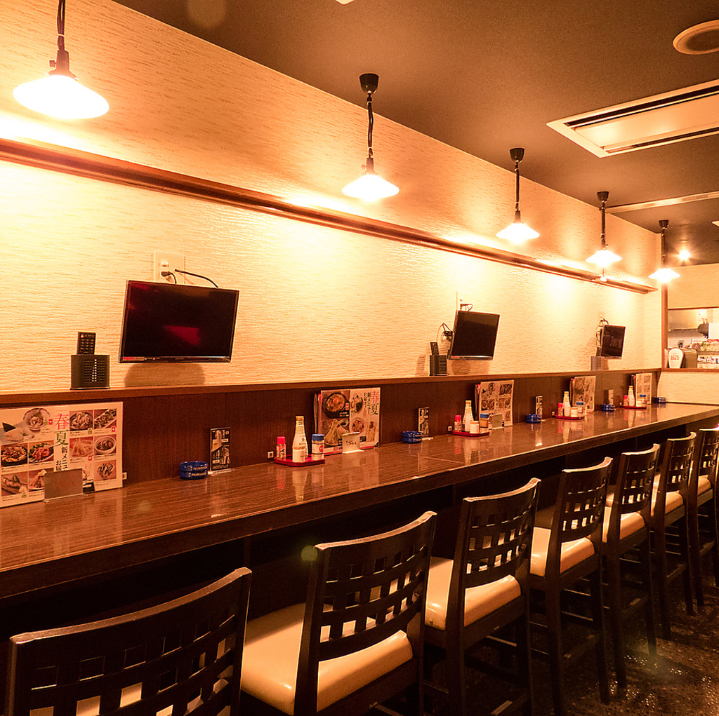 お一人でも気軽に立ち寄れるカウンター席もあります！仕事帰りのサク飲みにぴったり◎