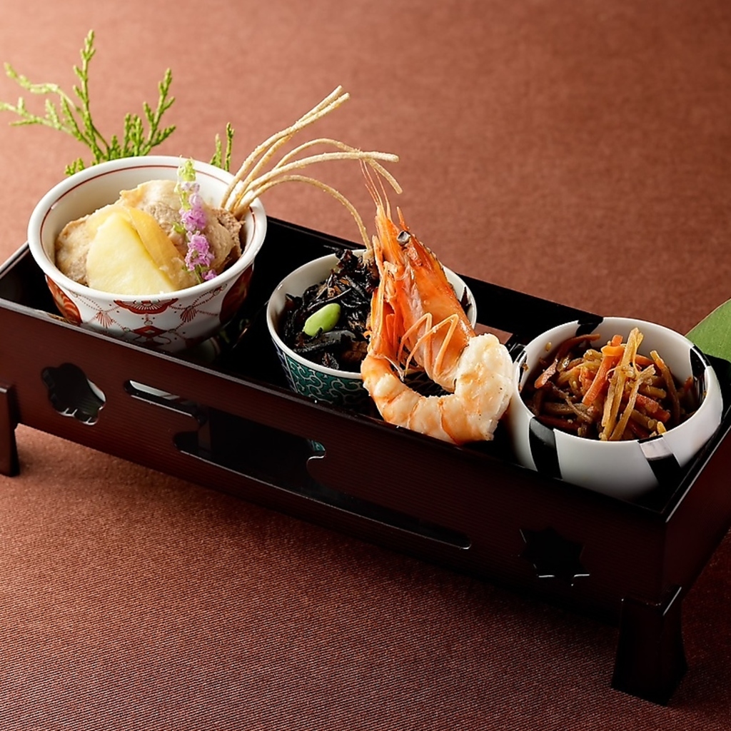 日によって変わるお晩菜の盛り合わせは、お得に酒のつまみになる隠れた名物料理