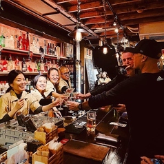 お洒落な店内で各国のお酒で乾杯★