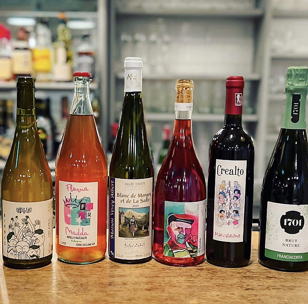 各国より厳選した銘柄ワインや、それらを使用した華やかなカクテルなど充実のラインナップ。