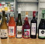 各国より厳選した銘柄ワインや、それらを使用した華やかなカクテルなど充実のラインナップ。