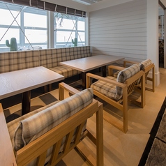 【カフェエリア】BBQはもちろん、お子様連れのランチやママ会にもおすすめ。テーブルを繋げれば最大16名様までご利用可能です。