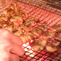 炭火で１本ずつ焼き上げる《焼鳥》