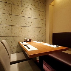 2名様掛けのテーブル席が5つご用意されており、少人数のグループやカジュアルな集まりに最適です。気軽にお友達を誘って、美味しい料理とお酒を楽しむひとときをお過ごしいただけます。プライベート感があり、リラックスした雰囲気で会話が弾むこと間違いなしです。お友達との大切な時間を、ぜひこの席でお楽しみください。