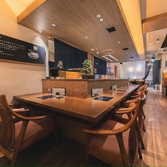 まるでラウンジのような空間でしっぽりお酒を。お一人様でも、お二人でもゆったりとした時を過ごせます。