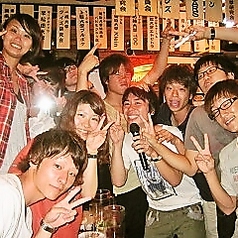 店内はアメリカンな雰囲気のネオン管！駅からも徒歩圏内でアクセス抜群の当店♪ご友人同士や女子会、デートなど様々なシーンでご利用いただけます！お酒も豊富にそろえておりますので、お食事からおつまみまで、豊富なメニューをご用意しております！ご来店の際はご相談ください！