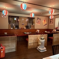 レトロなポスターに囲まれた木の温もり溢れる寛ぎ空間