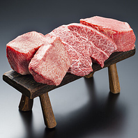 極厚肉と秘伝タレで味わう名物料理を堪能