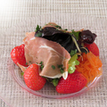 料理メニュー写真&nbsp;苺と生ハムのサラダ仕立て