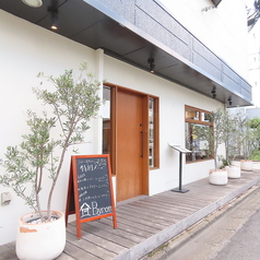 【貸切　18×1 (禁煙)】当店では、貸切のご利用が可能です。最大18名様までご利用いただけるお席をご用意しております。このお席は禁煙となっており、快適な環境でお過ごしいただけます。ご予約や詳細についてはお気軽にお問い合わせください。皆様のご来店を心よりお待ちしております。