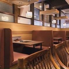 温かみがある店内。木のぬくもりを感じます。居心地が良いので、ついつい時間を忘れます。