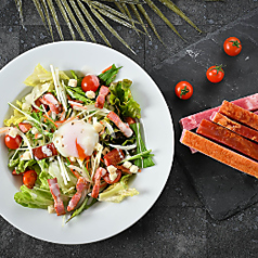 温玉とベーコンのシーザーサラダ