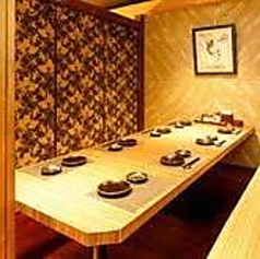 和の趣き溢れる店内は大人の為の落ち着いた雰囲気となっております。フロアは100名様までの貸切可能！池袋での接待や女子会、合コンなど各種宴会に最適なプライベート個室空間♪お得な宴会コースプランもご予算に合わせて3000円~ご用意。誕生日や記念日にお得なサプライズ特典もご用意しております。