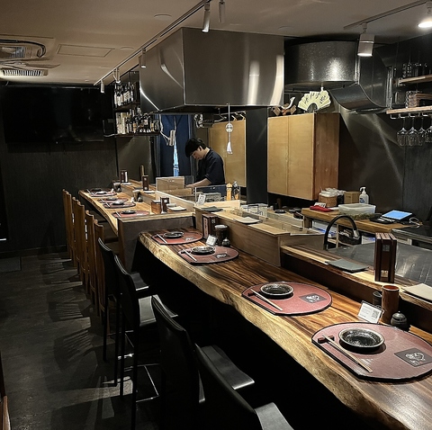 炭火で焼いた焼き鳥と具材の種類が豊富なお茶漬けをお楽しみ頂けるお店です。