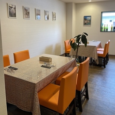 4名掛けのテーブル席が4席／2名掛けのテーブル席が2席。幅広いタイプのお席を計7席ご用意♪