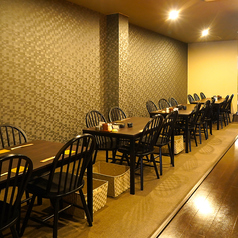 まるで京都にいるかのような雰囲気抜群のテーブル席。最大4名様迄OK。周りを気にせず宴会をお楽しみ頂けます。