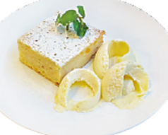 バナナとドライフルーツのケーキ・バニラアイス添え