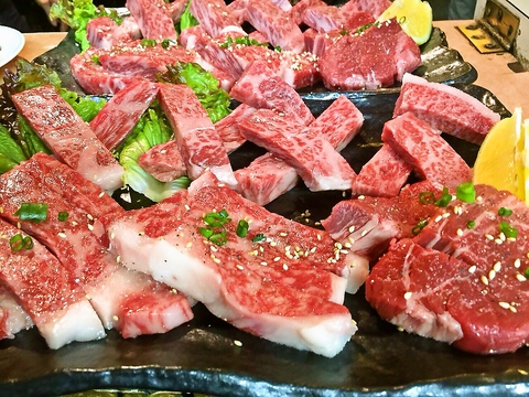 お肉にお酒、メニューが豊富！韓国の雰囲気満載の店内で本格的な焼肉を楽しもう！
