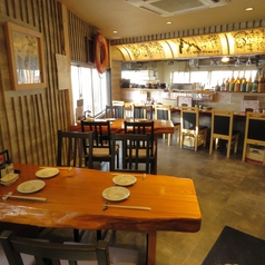 2～4名掛けのテーブル席が２つあります。２階席の宴会も最大12名ＯＫ！屋久杉を使用したオーダーメイドテーブル！