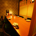少人数でゆったりと宴会を楽しむ当店の個室はどちらのタイプも2名様～ご利用いただけます。扉付きの完全個室ですので、他のお客様を気にすることなくごゆっくりご宴会をお楽しみいただけます。暖かい和の空間に包まれながら、寛ぎのひと時をお過ごしください。
