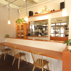 【カウンター席　1×3】当店では、落ち着いた雰囲気のカウンター席を3席ご用意しております。お一人様での食事や、ちょっとしたサク飲みに最適な空間でゆったりとお食事を楽しむことができます。