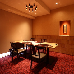 ゆったりとくつろげるテーブル席は、ご友人やご家族とのお食事に最適です。隣席との間隔も十分に確保し、プライベートな空間でお食事をお楽しみいただけます。