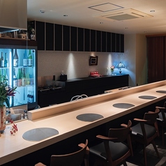 気兼ねなくお食事が楽しめる、ライブ感溢れるカウンター席。おひとり様でも気軽にお立ち寄りください。