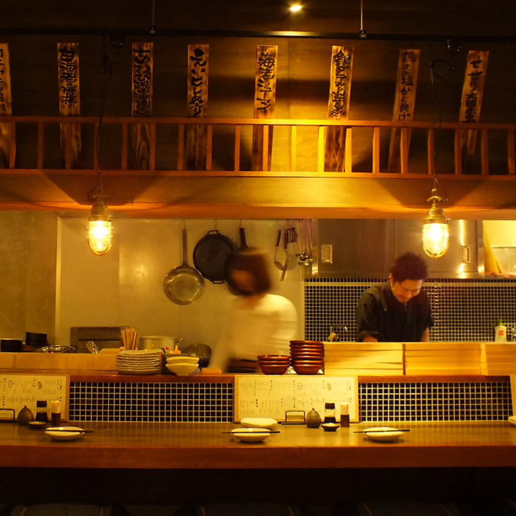 お1人様も大歓迎。カウンター席は、スタッフとの会話も楽しめます♪