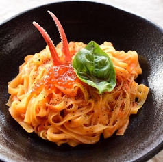 【冬季限定】カニ爪をのせたクリーミークラブソースのタリアテッレ